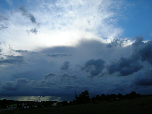 ciel moitié bleu ; moitié très nuageux