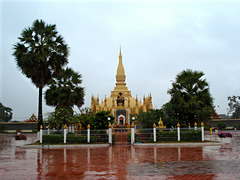 Pha That Luang and King Setthathirath statue