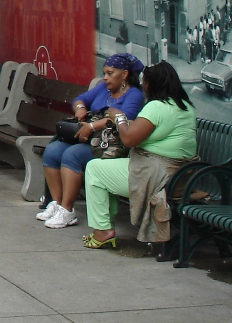 Chubby black Lady in high heels shoes / Dame noire bien en chair en talons hauts - Recadrage