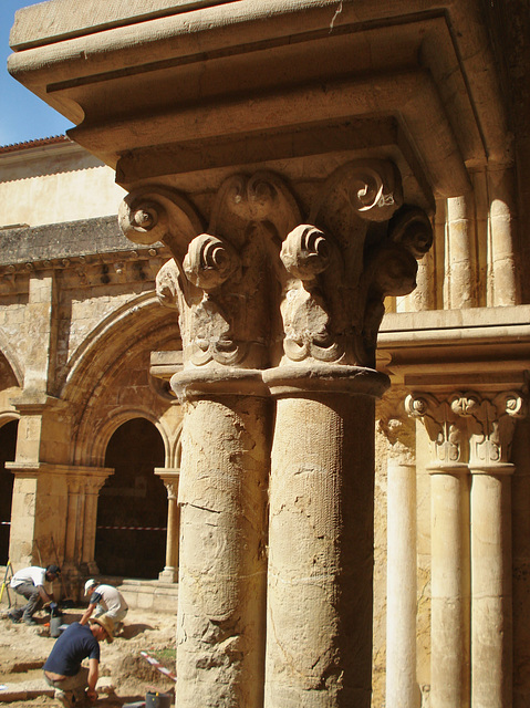 Sé Velha, cloister with archeological dig