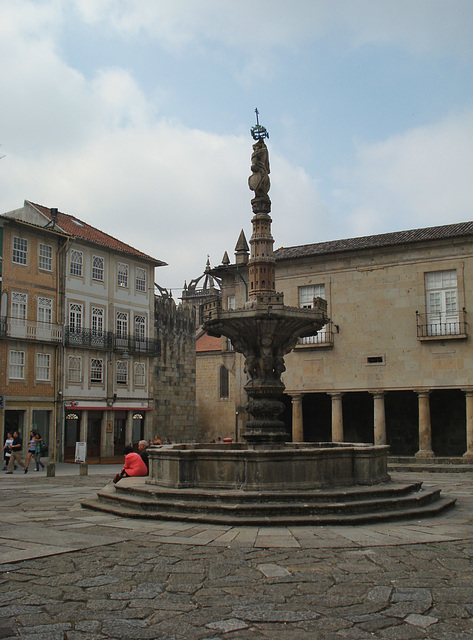 Chafariz dos Castelos, Largo do Paço