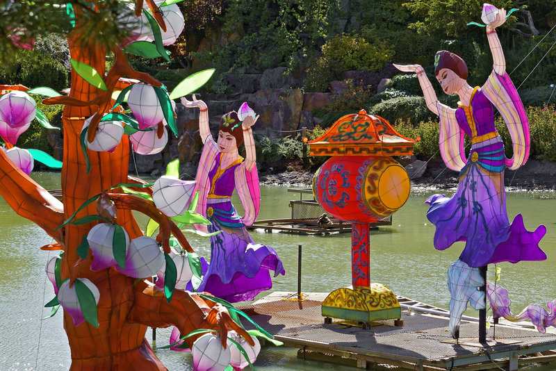 Women Dancing – Botanical Garden, Montréal, Québec