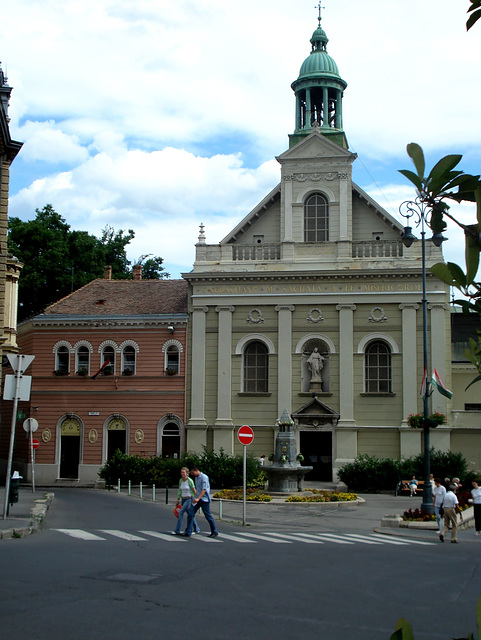 Pécs, Misericordiakirche, Zsolnay-Brunnen und Granatapfelapotheke