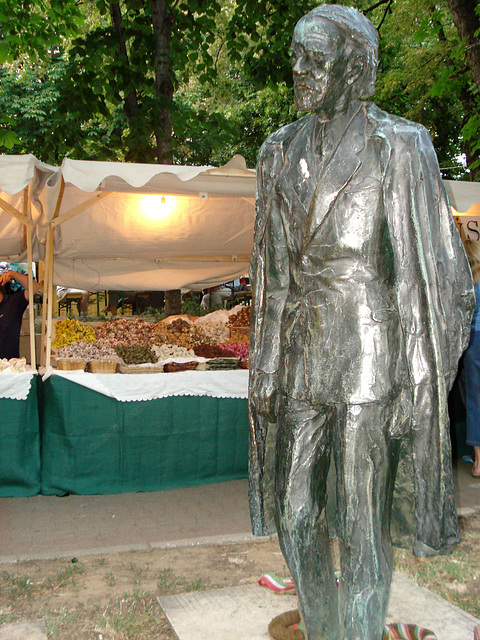 Pécs, Szent István tér, festival und Zoltán Kodály-Denkmal