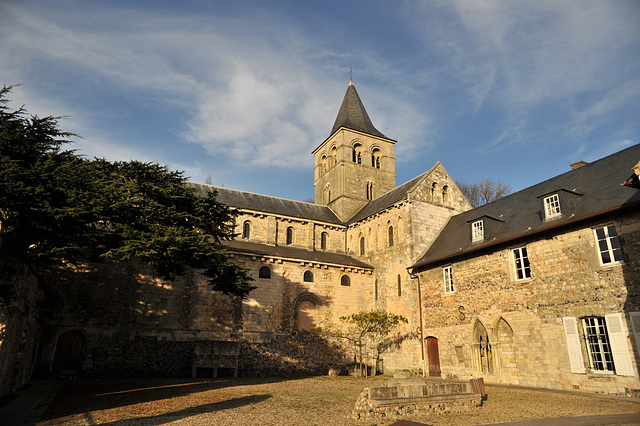 La cour du cloître de l'abbaye de Graville