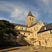 La cour du cloître de l'abbaye de Graville