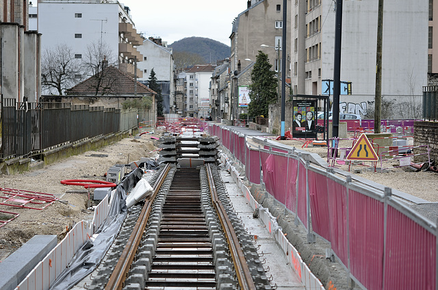 BESANCON: Travaux du tram: 2ème partie de l'avenue fontaine argent 01.