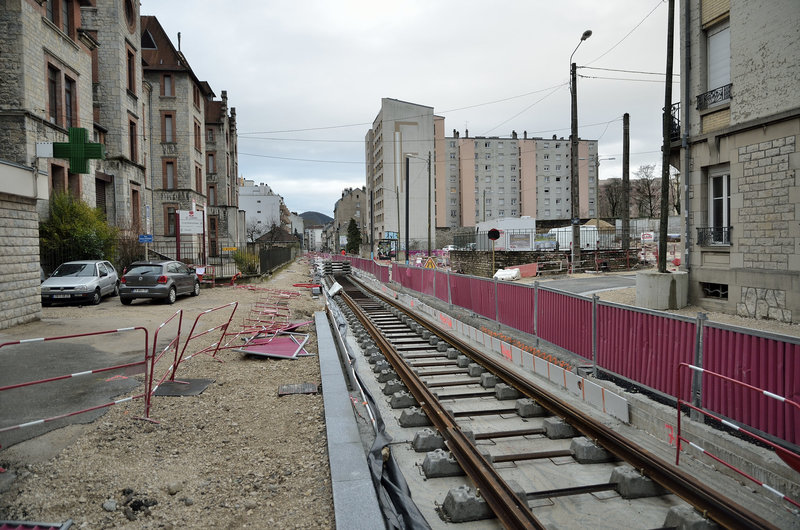 BESANCON: Travaux du tram: 2ème partie de l'avenue fontaine argent 05.