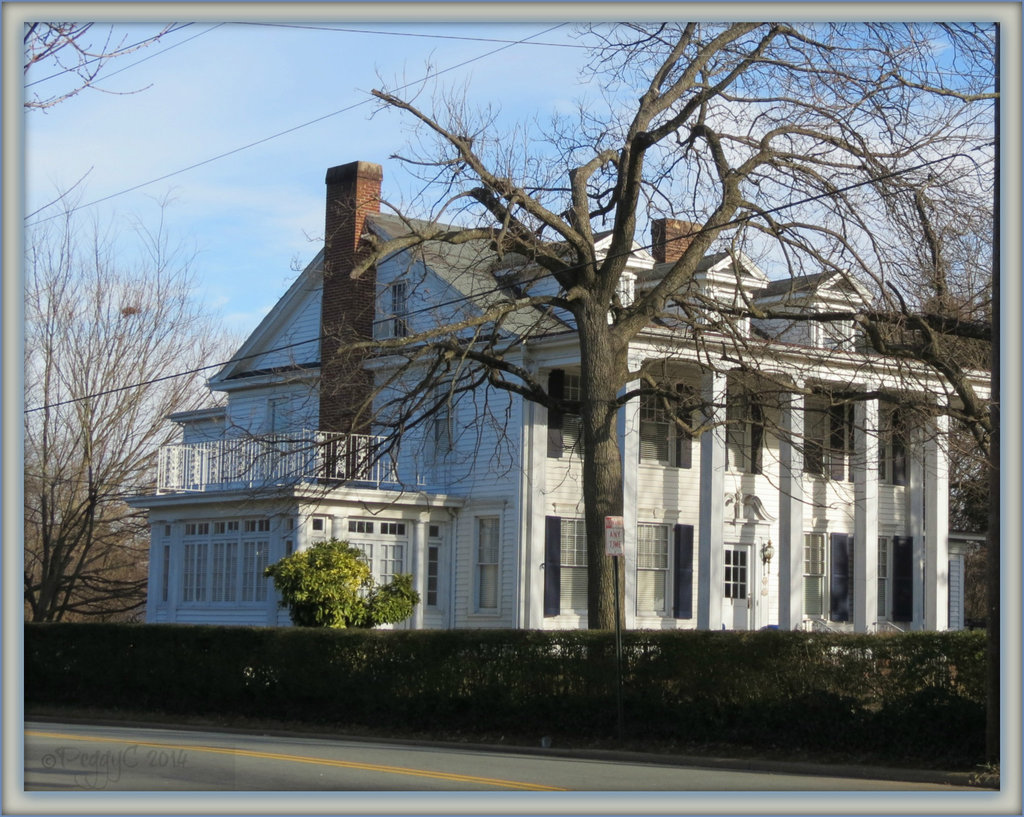 linking white painted buildings to a white house..Another Link in the Chain ..