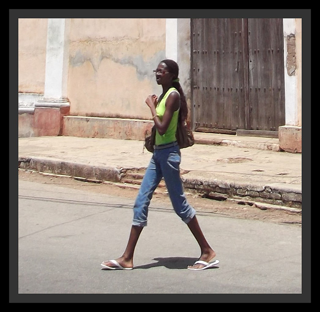 Religious glance on a sexy cuban girl / Regard religieux sur une cubaine sexy.