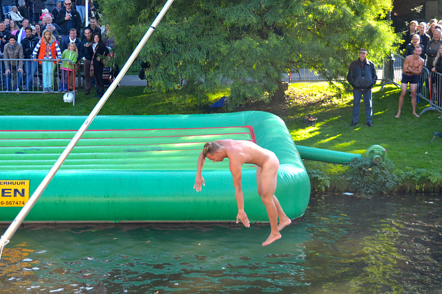 Leidens Ontzet 2013 – Fierljeppen – Into the water