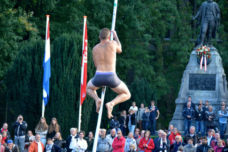 Leidens Ontzet 2013 – Fierljeppen – Climbing up the pole