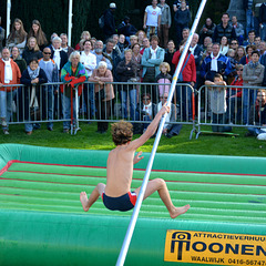 Leidens Ontzet 2013 – Fierljeppen – Into the water