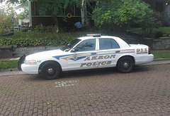 Akron police car / La loi sur pneus en Ohio.