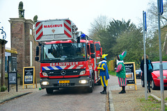 Black Pete talks to the ﬁremen