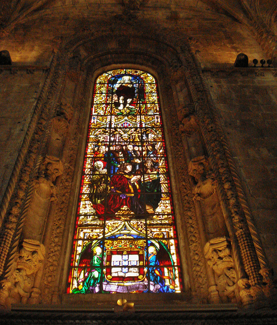Rei Dom Manuel, stained glass window in the church