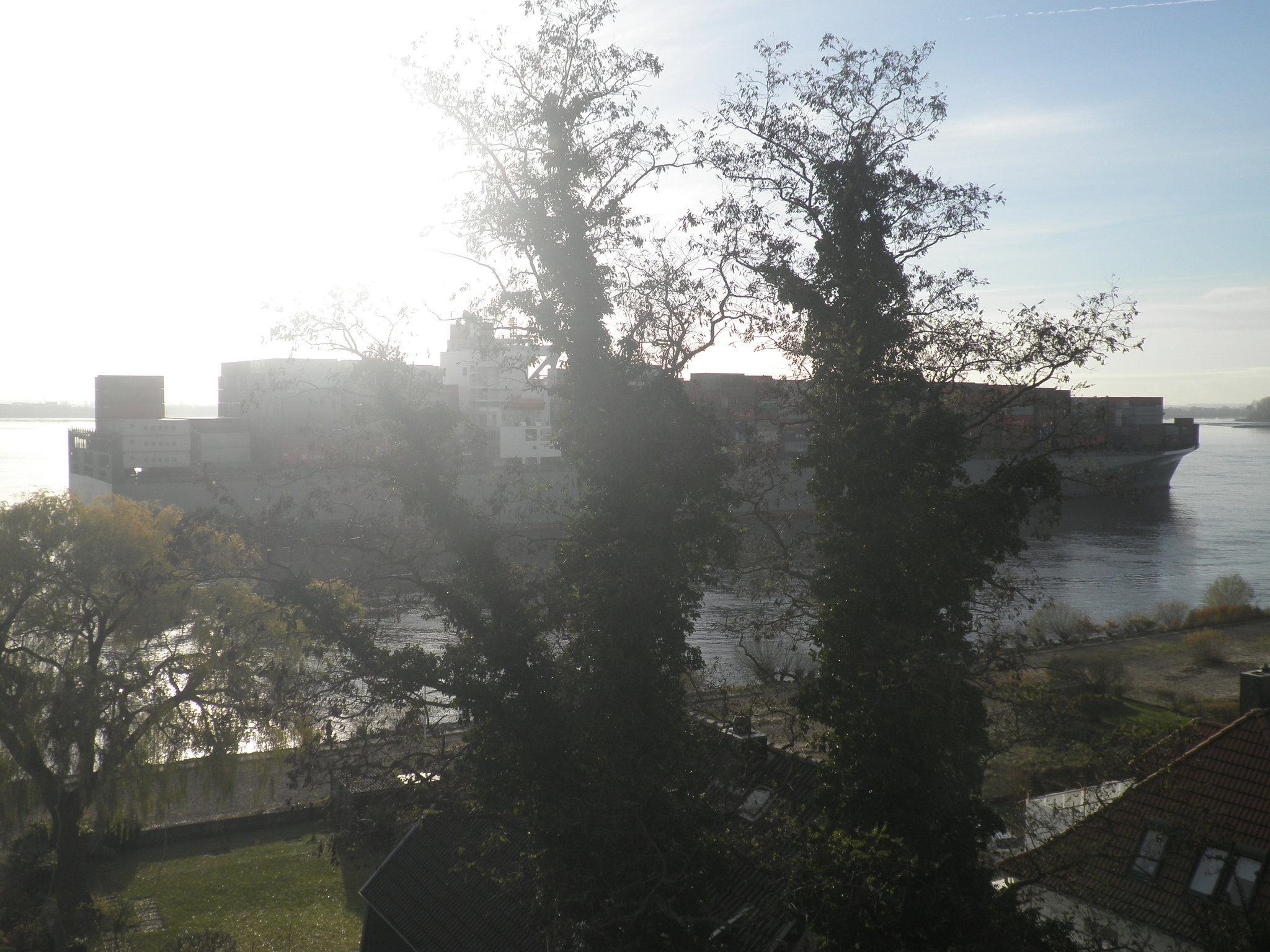 Containerschiff  passiert Blankenese