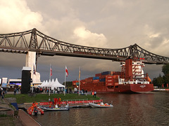 Zug auf und Schiff unter der Hochbrücke