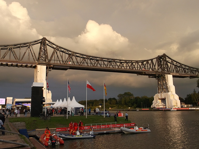 Hochbrücke vor dramatischem Wolkenhimmel