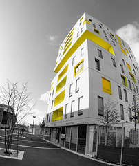 Evry, Immeuble jaune