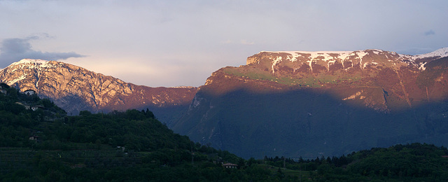 Die Almen an der Westseite des Monte Baldo im milden Abendlicht.  ©UdoSm