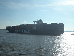 Containerschiff  NYK  ALTAIR auf der Elbe