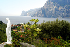 Blick vom Nordufer des Lago di Garda bei der kleinen Marienstatue auf Torbole. ©UdoSm