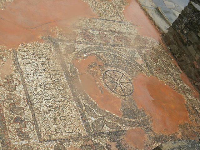 Domus de Peristeria : autre inscription mosaïquée.