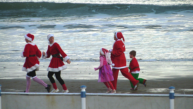 Weymouth Chase the Christmas Pudding Santa 5km fun run