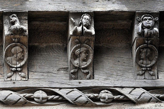 Détail des sculptures de la Maison Louis Esnault à Châteaudun