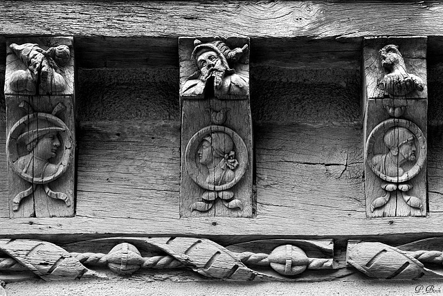 Détail des sculptures de la Maison Louis Esnault à Châteaudun