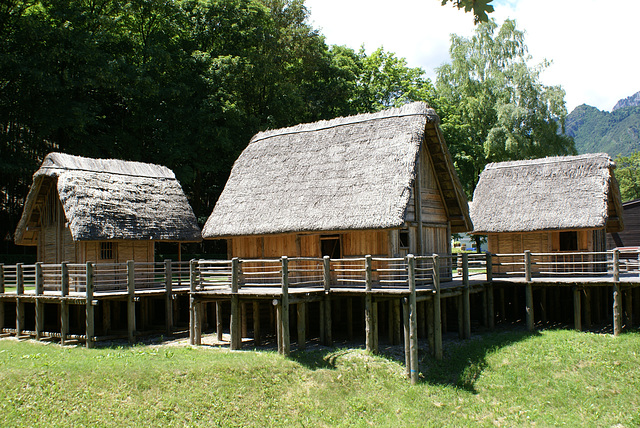 Rekonstruktion von Pfahlbauten am Lago di Ledro.  ©UdoSm