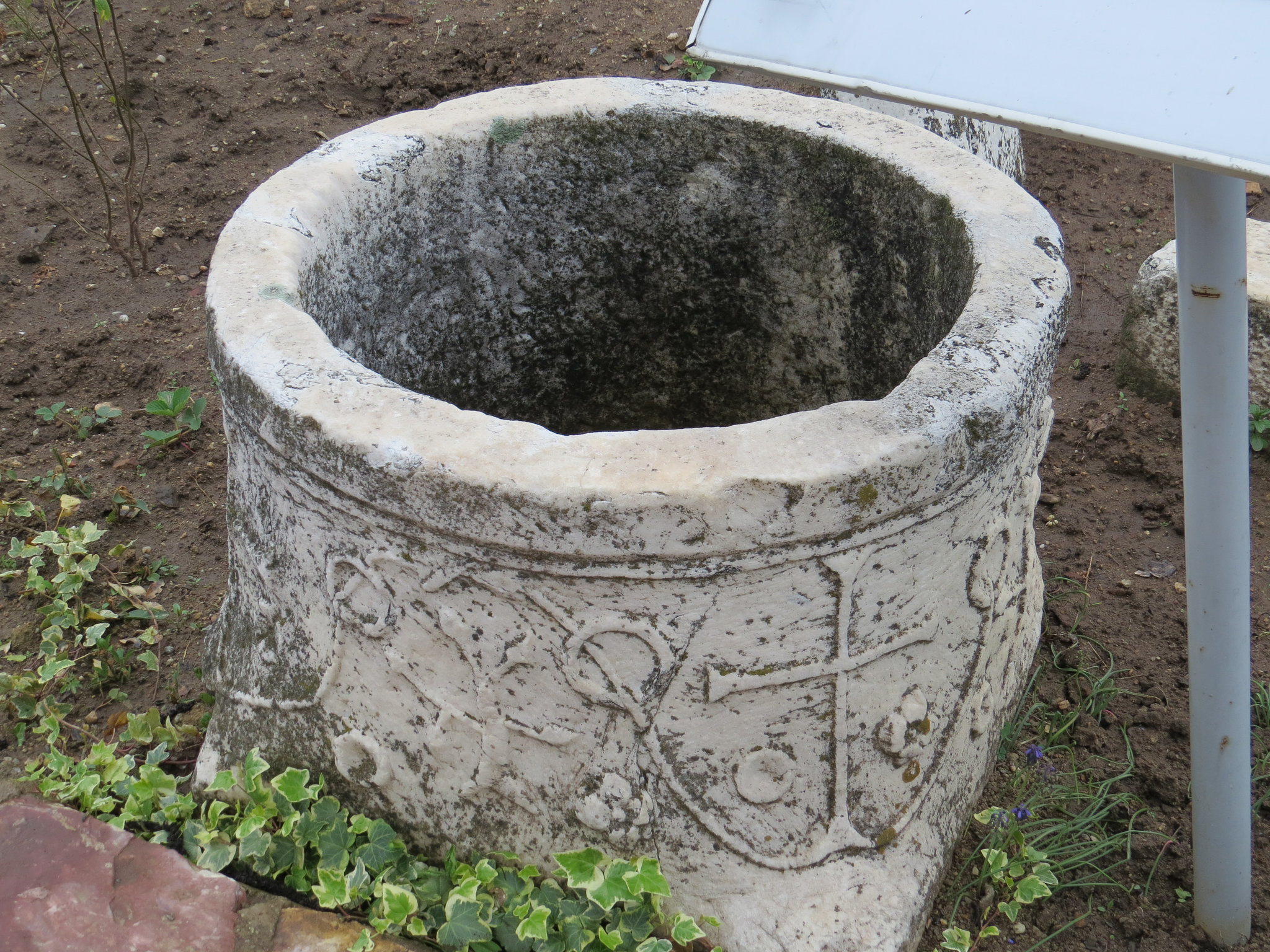 Heraclea Lyncestis : puits à motifs chrétiens.