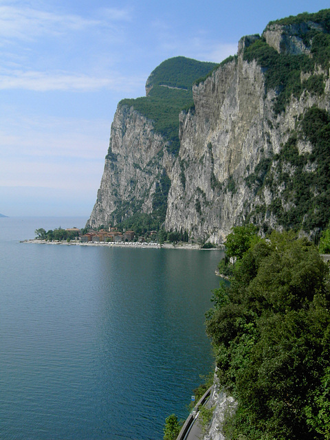 An der Gardesana Occidentale beginnt die "Strada della Forra" und endet in Tremosine.  ©UdoSm