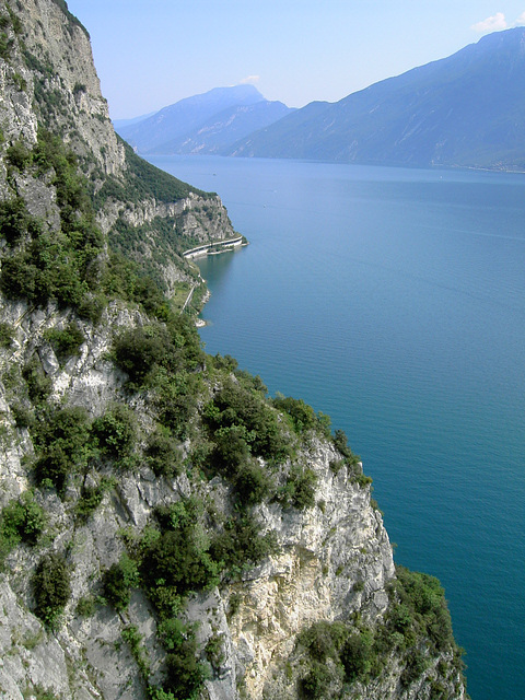 Strada della Forra. Blick von der äußeren Kehre, hinunter zum Lago in Richtung Norden..  ©UdoSm