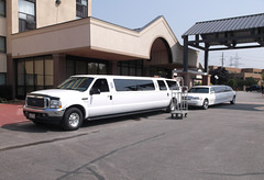 White limousine duo in ffront of our hotel / Longues longtemps.....