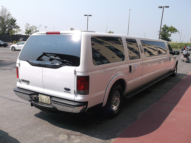 Limousine in front of our hotel / Longue longtemps.....