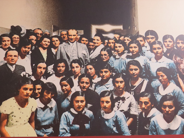 Mustapha Keman en visite dans une école de jeunes filles.