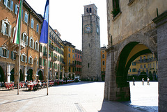 Riva del Garda.  Piazza 3 Novembre mit dem  Torre Apponale. ©UdoSm