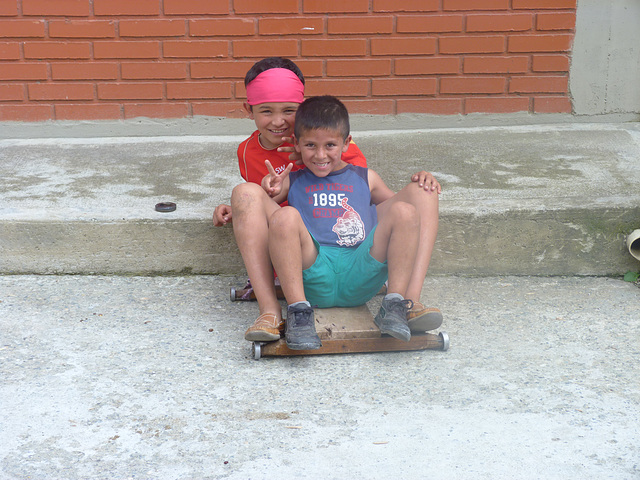 Quindio. Enfants dans la rue d'un village.