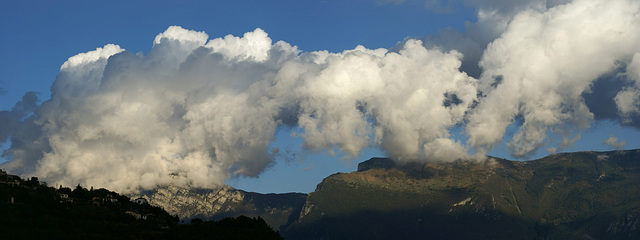 Playing dogs over Monte Baldo...? ©UdoSm