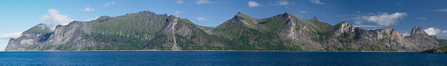 Chaîne de montagne en face de Mefjordvaer / Senja