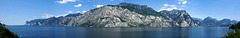 Panorama des Westufer des Lago di Garda von Tignale im Süden (Links) bis Riva und Torbole im Norden (Rechts). ©UdoSm
