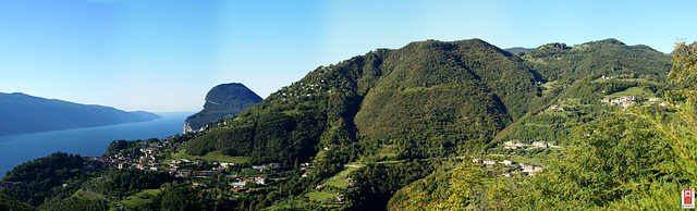 Panorama in Richtung des südlichen Teiles des Lago di Garda hinweg über Teile der Ortschaft Tremosine. ©UdoSm
