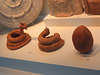 Pella : serpents et oeuf en terracotta.