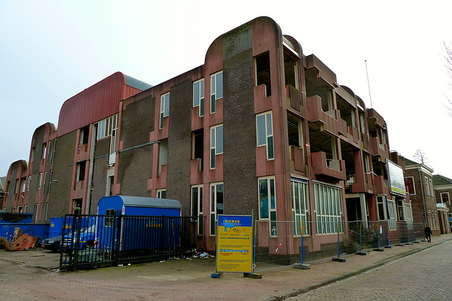 Demolition of an old ofﬁce