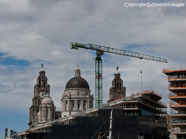 three_graces_with_crane