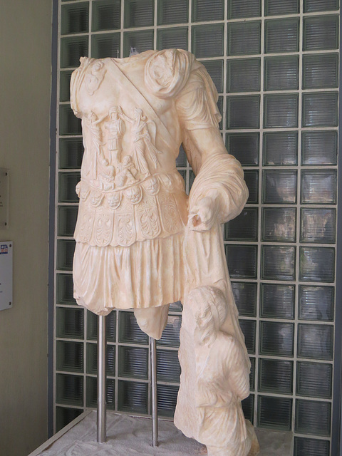 Musée de Thessalonique : empereur en costume militaire.