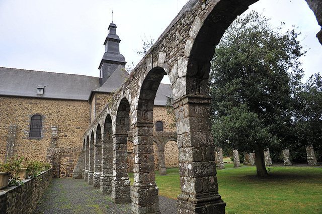 Ancien cloître de l'abbaye du Tronchet