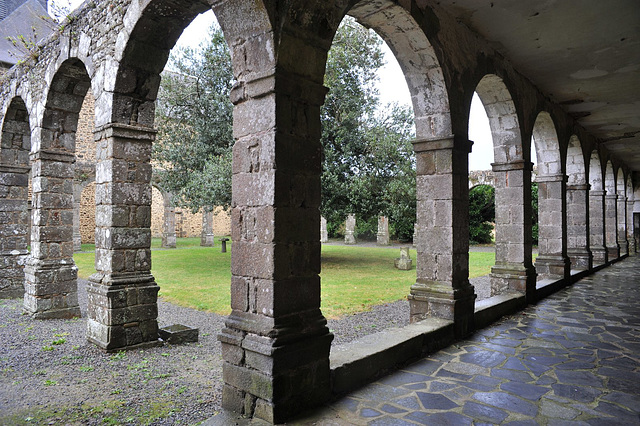 Ancien cloître de l'abbaye du Tronchet